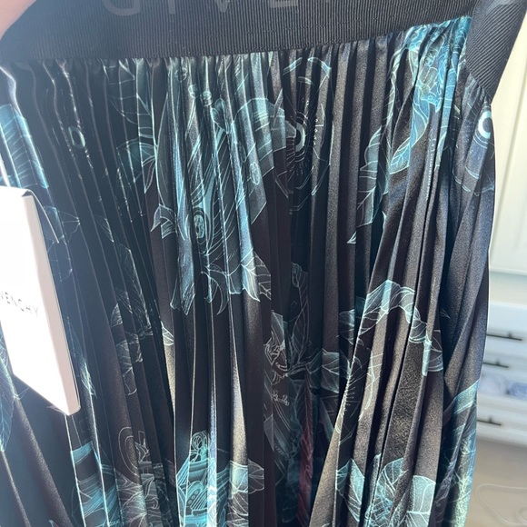 Givenchy patterned pleated skirt NWT - Picture 4 of 4